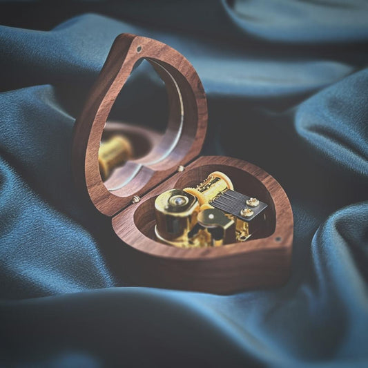 Lova heart-shaped personalized music box with mirror by Donuma